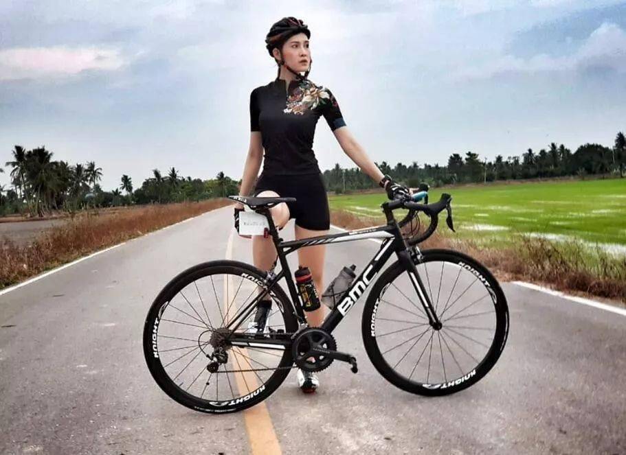 骑行女神走红拥有天使面孔坚持骑行多年练出魔鬼身材