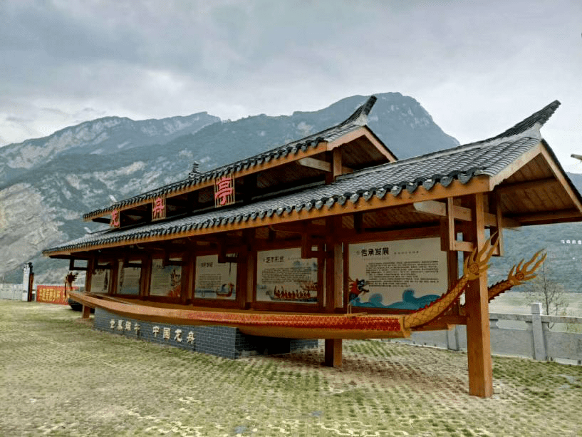 西陵峡村因独享西陵峡兵书宝剑峡,牛肝马肺峡和青滩南岸等"两峡一滩"