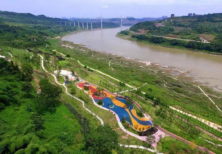 说到公园,就不得不提蔡家以19公里独特江岸线打造的滨江公园:自下而上