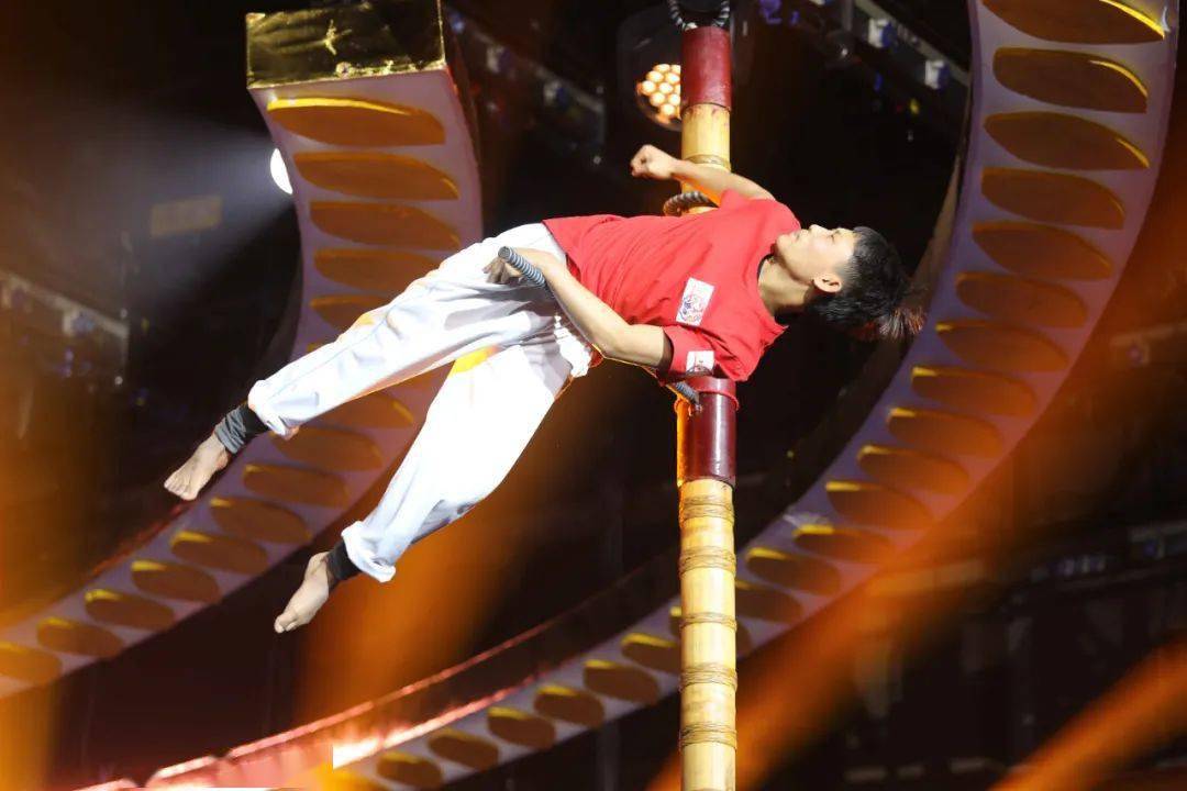 vs特克斯|少年展示传承600余年的高杆绝技,每一个动作都令人心惊胆颤!