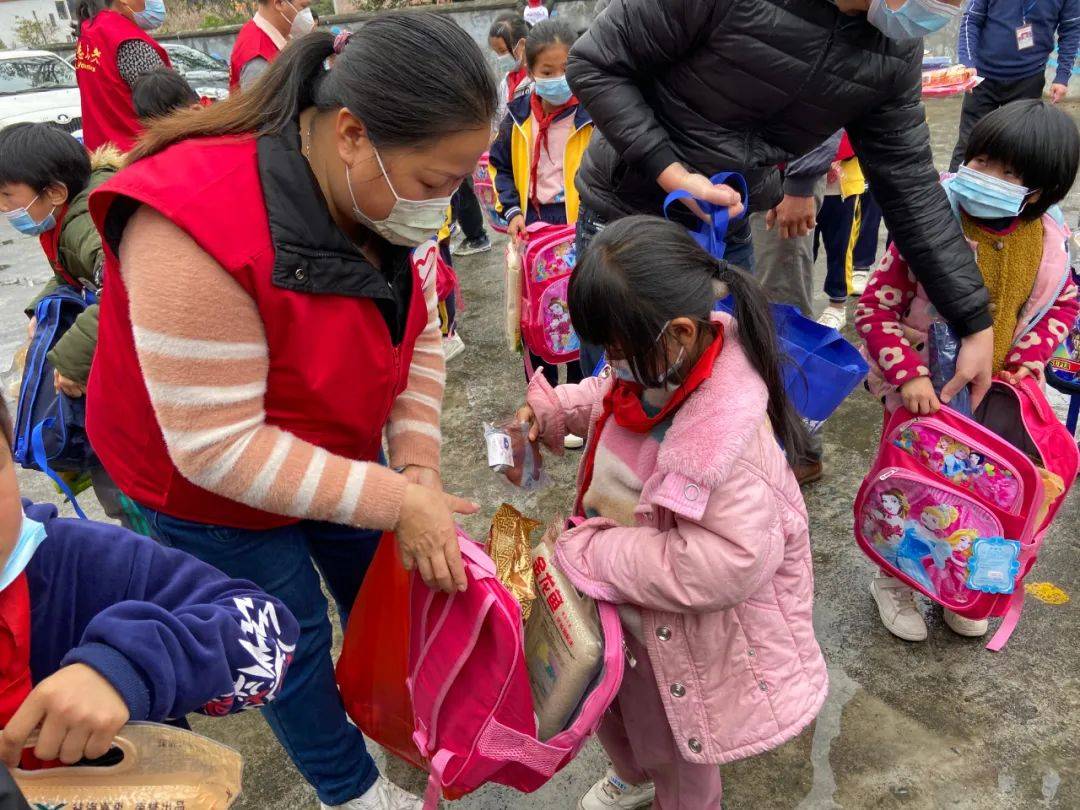 "青春情暖·爱心汇聚小鸟巢"——团县委到通门罗沙小学开展留守儿童