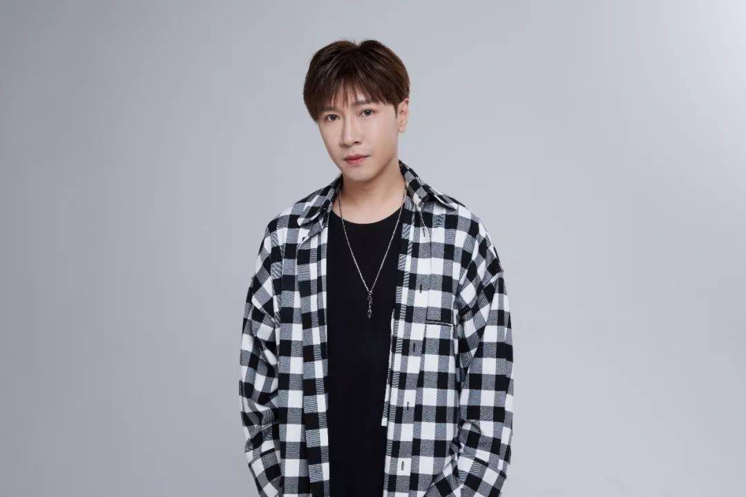 幸亏他早早逃离了娱乐圈_杨家成