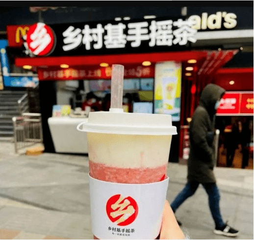 乡村基的手摇茶,走的是"平价"策略,同一点点,蜜雪冰城,古茗等品牌一样