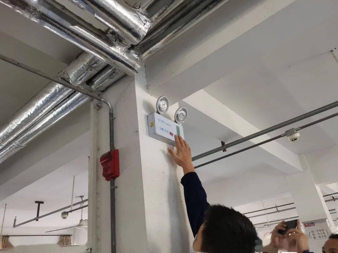 6,安全出口处使用夹棉挂帘;5,二楼生产车间未安装防火门;4,电器线路