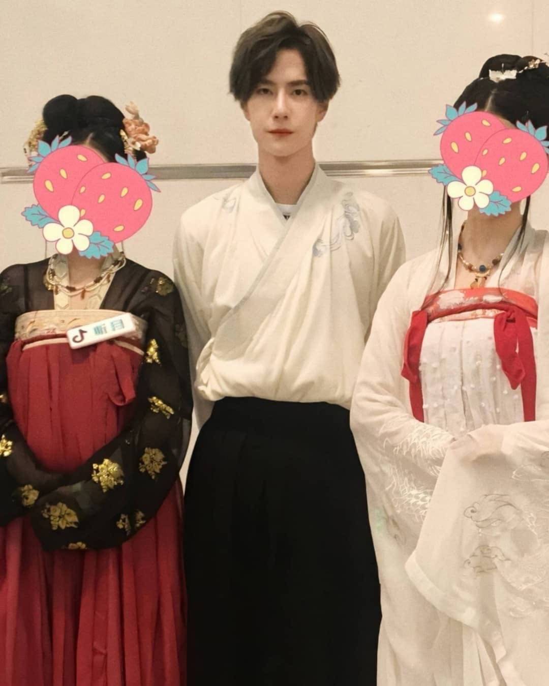 粉丝分享没见过的王天天后台合照 是唇红齿白的贵气小公子呢!_mtjj