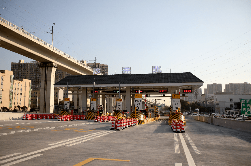 从沙井北收费站往西,则可快速到达田园互通立交,换驶广深沿江高速