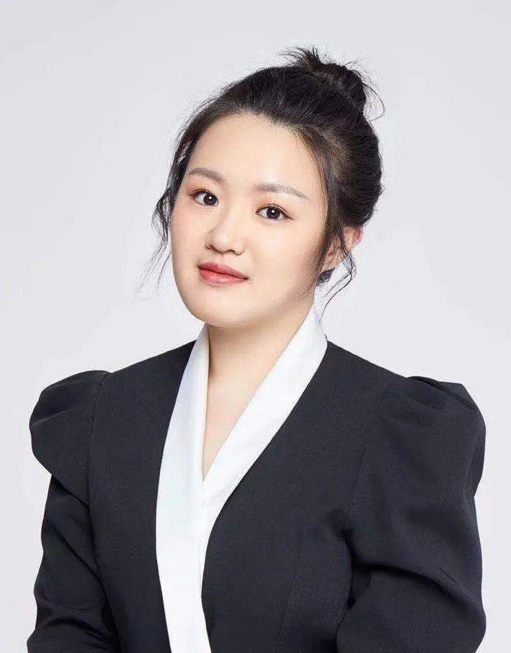 吴涵琪4岁半开始学习钢琴,曾师从旅德钢琴家黄婵女士和金瀚文博士,并