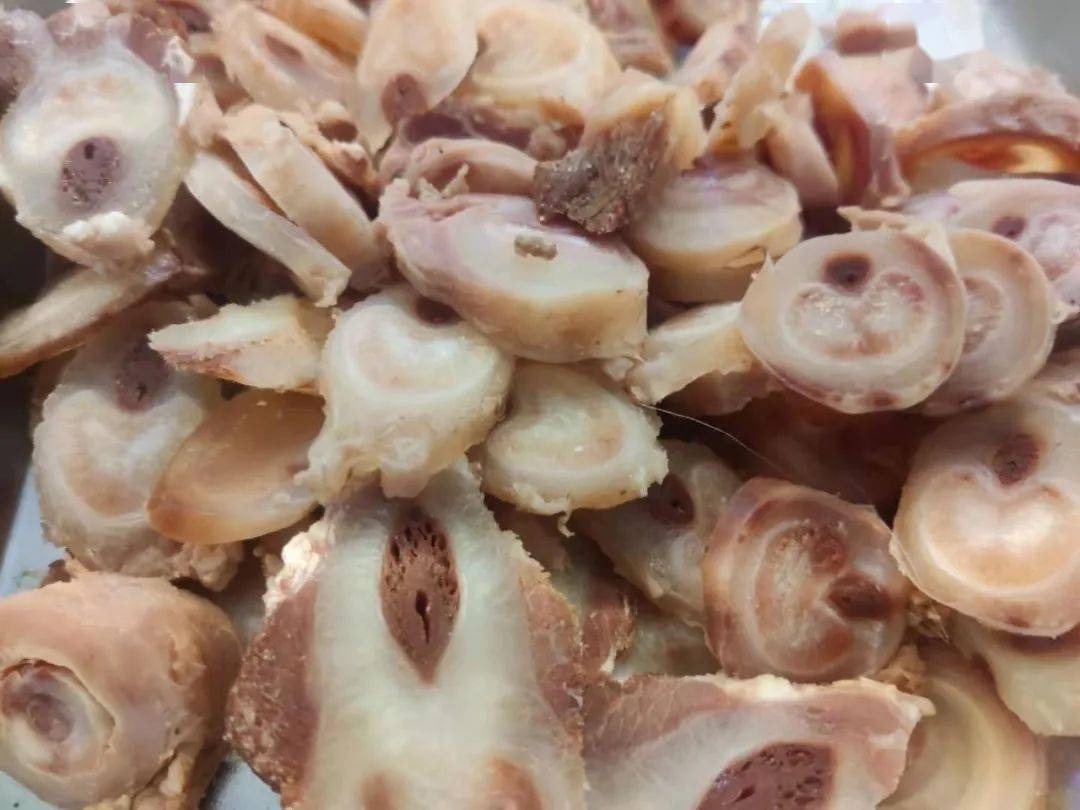 04牛唇吃牛肉火锅,牛唇也是优选的入口浓香,脆嫩弹牙放在锅里起起伏伏