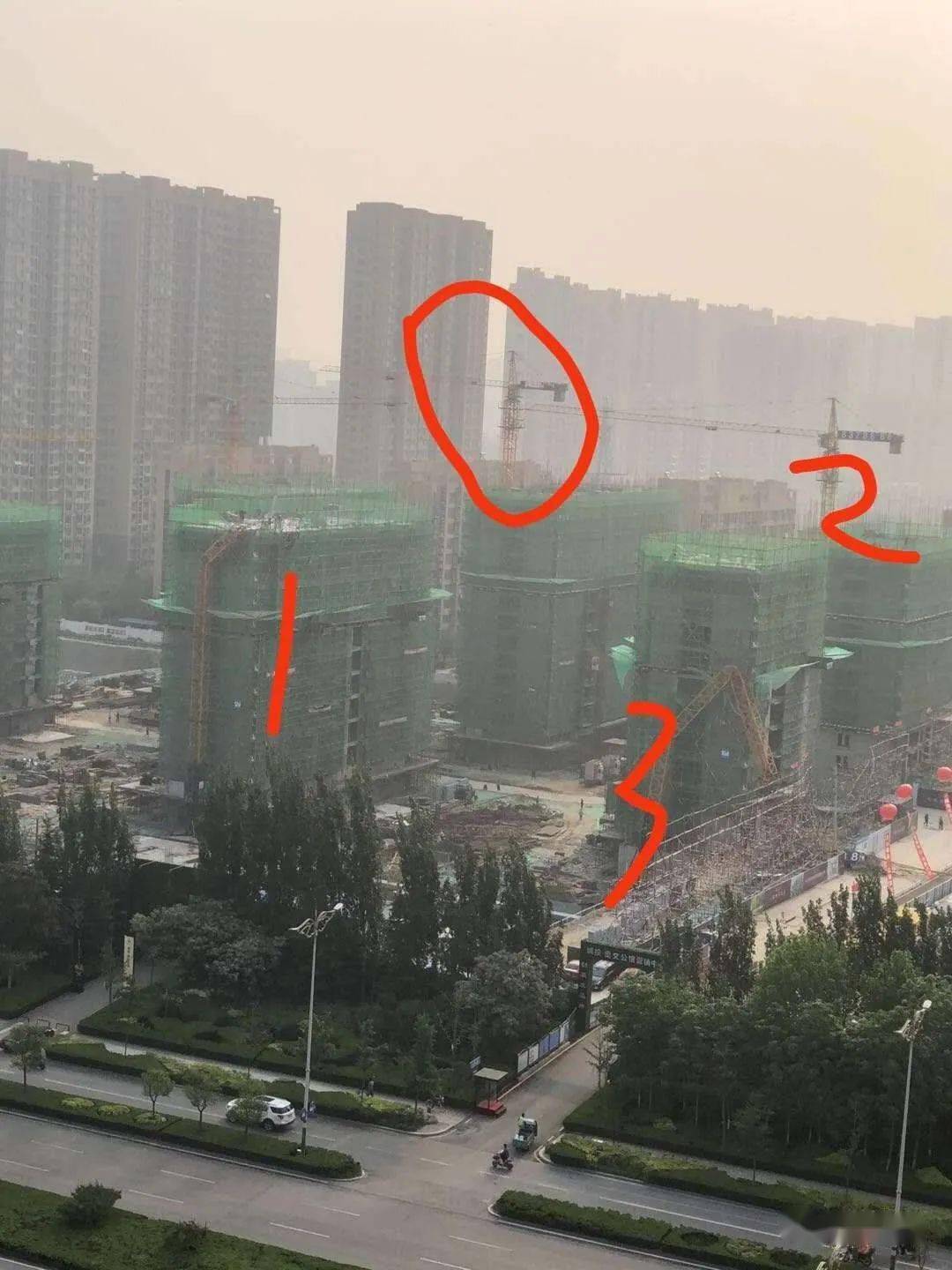 一工地2台塔吊倒塌,现场管理人/塔吊司机/信号工被追刑责!项目经理被扣建造师证