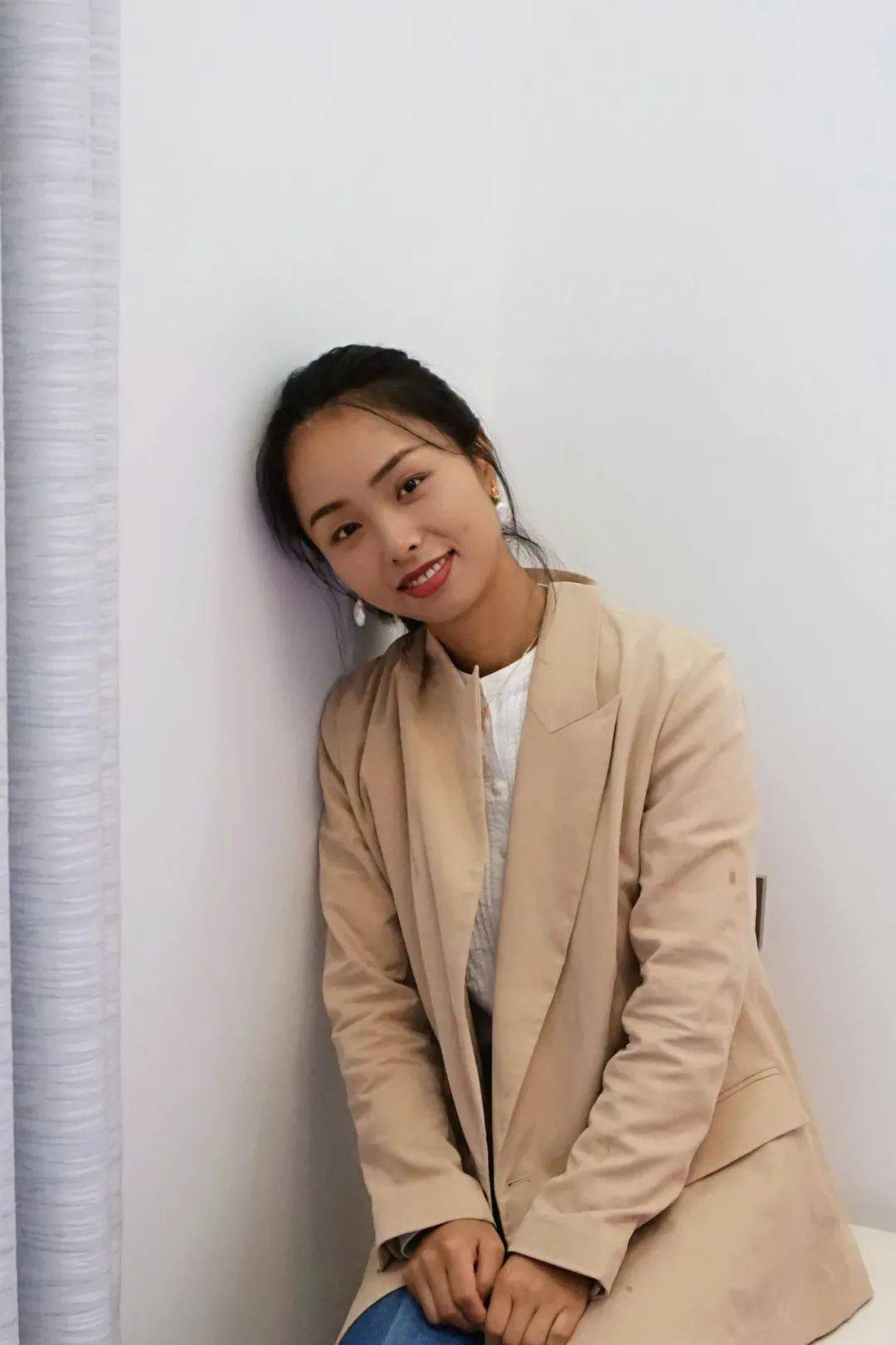 发送三张生活照(半身照2张,全身照 1张),照片清晰,自然  4.