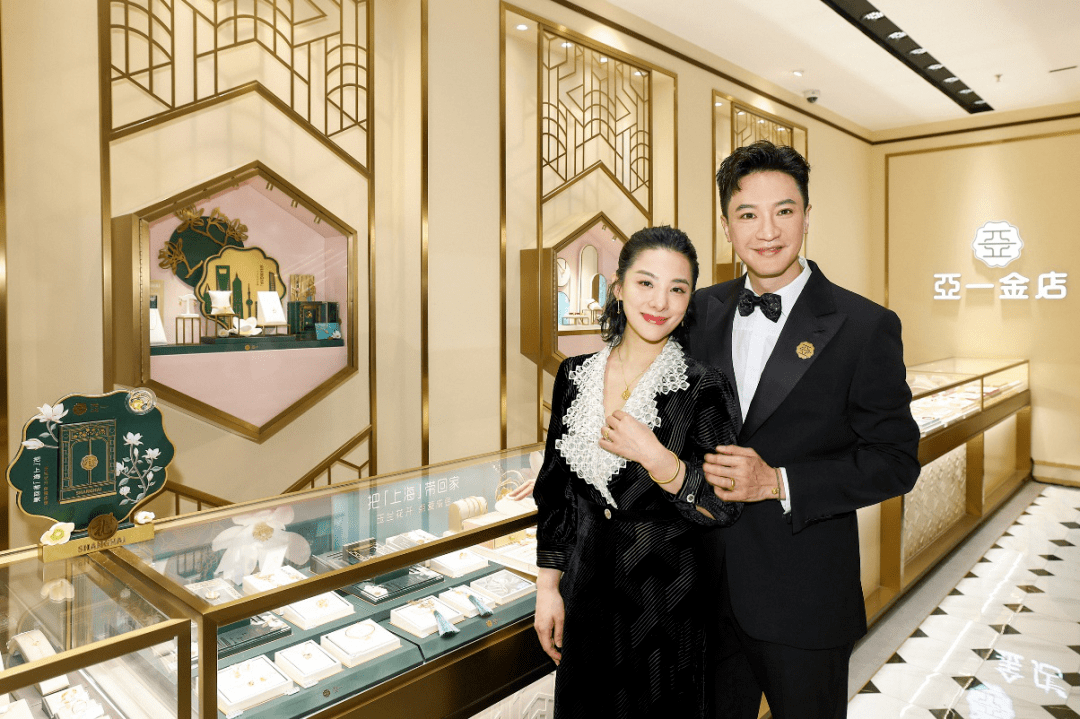 焕新升级的经典黄金珠宝品牌亚一将这份内心深处的眷恋与情意含蓄表达