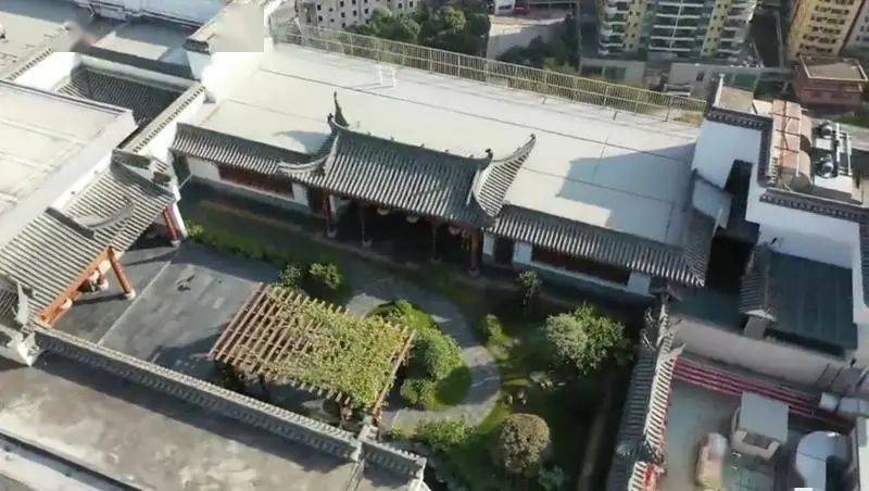 高楼惊现空中“皇宫”被无人机拍下 内景曝光令人咋舌（图）