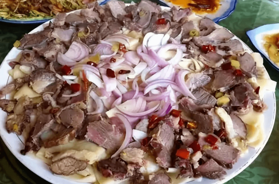 大盘鸡▲裹食馕▲麻辣烫▲羊杂碎美食赋予人特殊的情节在额敏吃吃逛逛