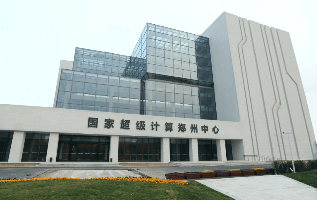 与郑州大学隔街相望;旁边的郑州大学科技园,则是郑洛新国家自主创新
