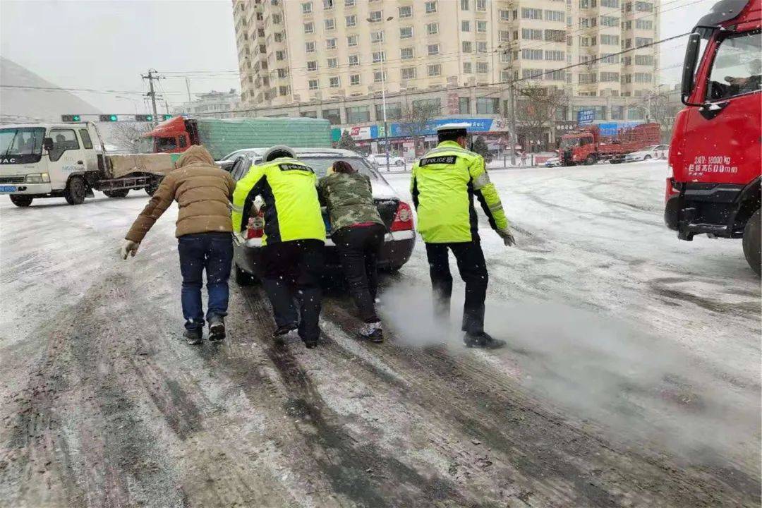 快来看！在大雪编织的画布里，还藏着另一方美景……