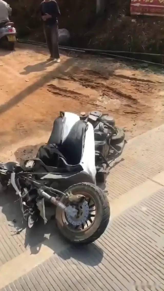 北流六麻大货车撞飞两轮车