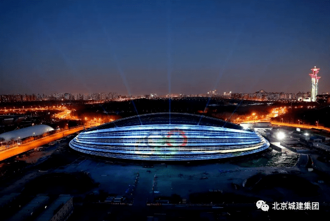 全球首个冰丝带完成首次制冰美丽极了