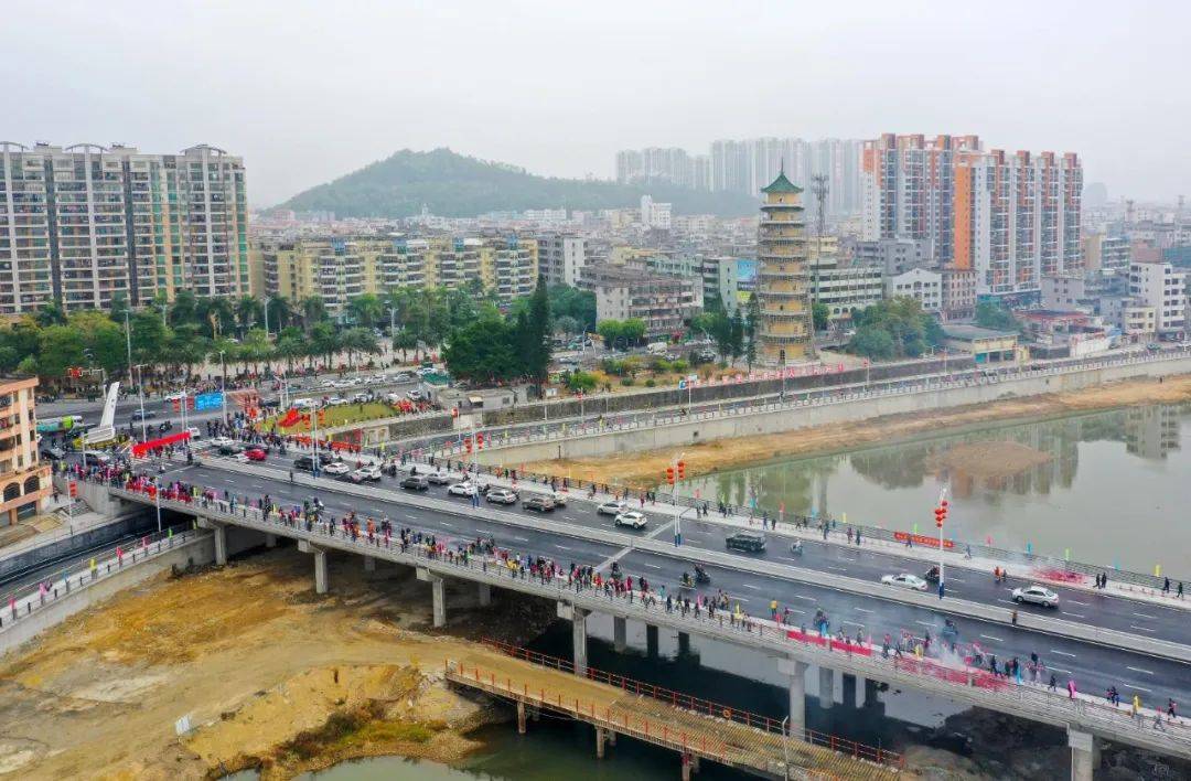 和我一起进行升级改造的兄弟沿江路(恩平大桥至碧涛苑段)也将同步通车