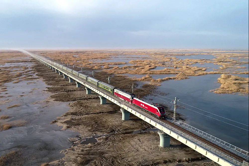 新疆最长铁路桥—台特玛湖特大桥