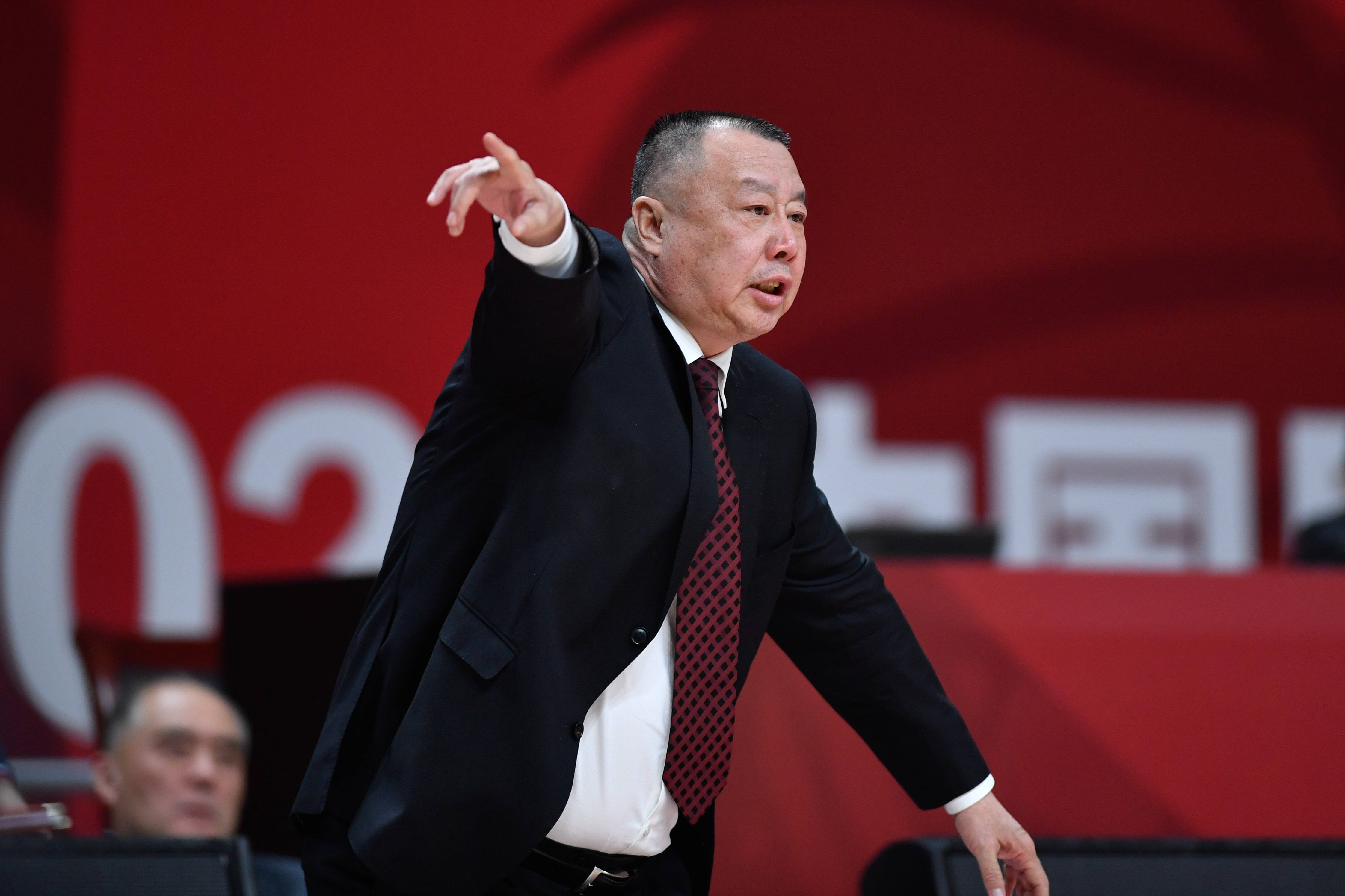 1月26日,青岛每日优鲜队主教练吴庆龙在场边指挥.