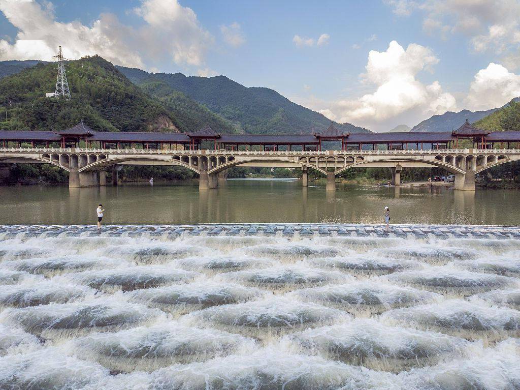 浙江:"富阳小九寨" 深藏一个超美网红阶梯瀑布