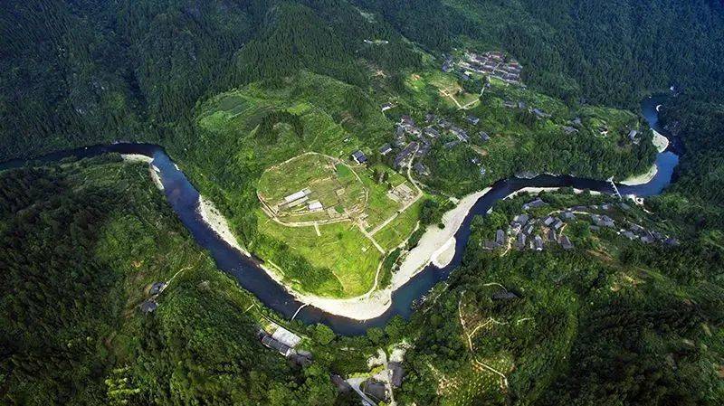 位於湖南省西北部,地處湘,鄂,渝,黔四省市交界處,武陵山區中心腹地,轄