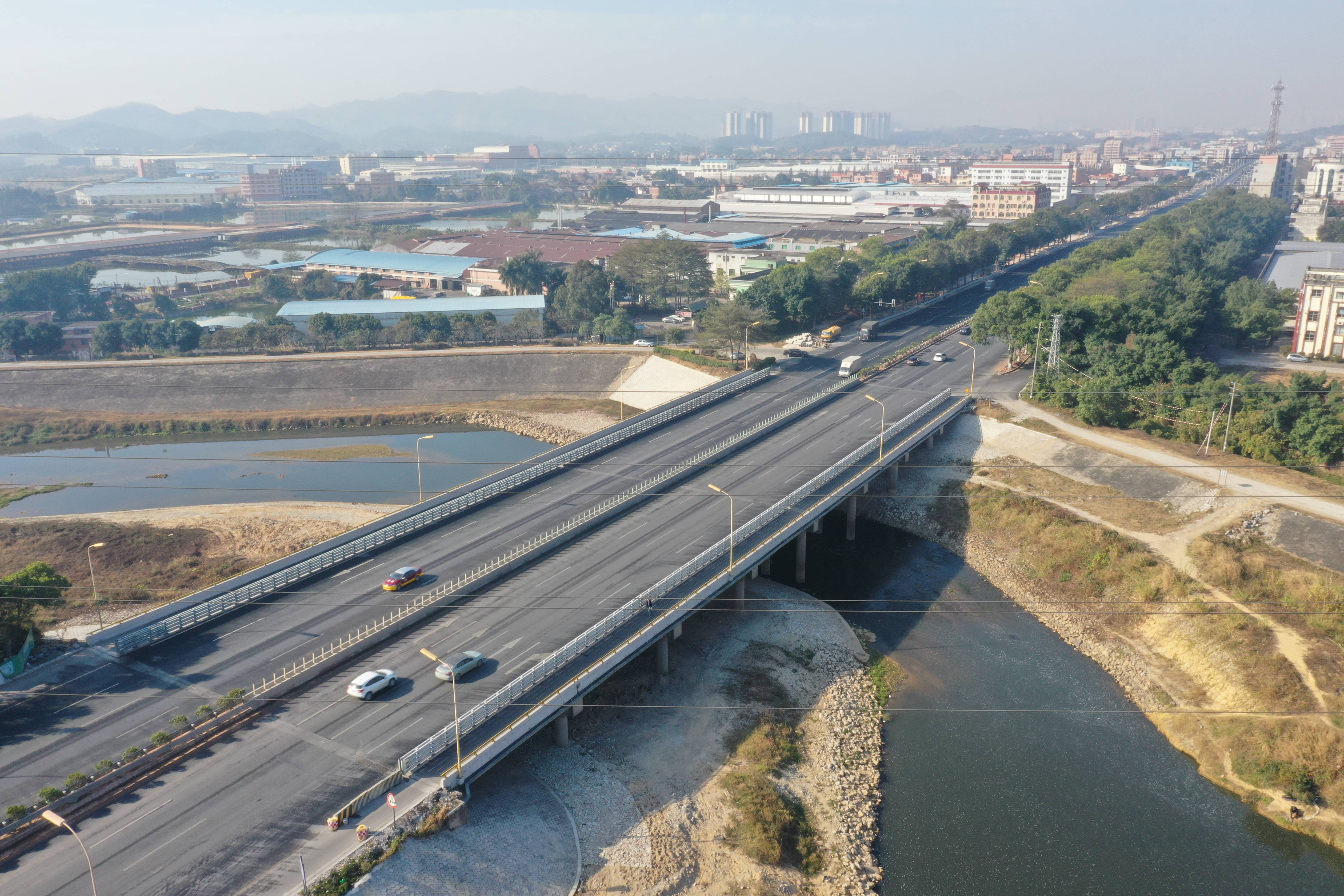 据悉,佛山一环西拓北环段已建成通车,南环段的龙翔大桥及引道工程