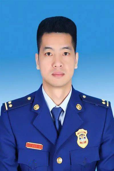 河南驻马店人,1990年1月出生,2008年12月加入消防救援队伍,四级指挥员