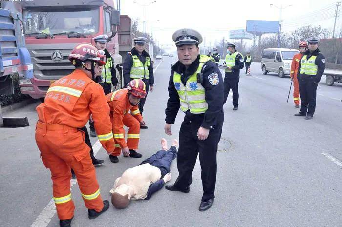 上蔡公安交警联合多部门举行多雾天气道路交通事故救援应急演练