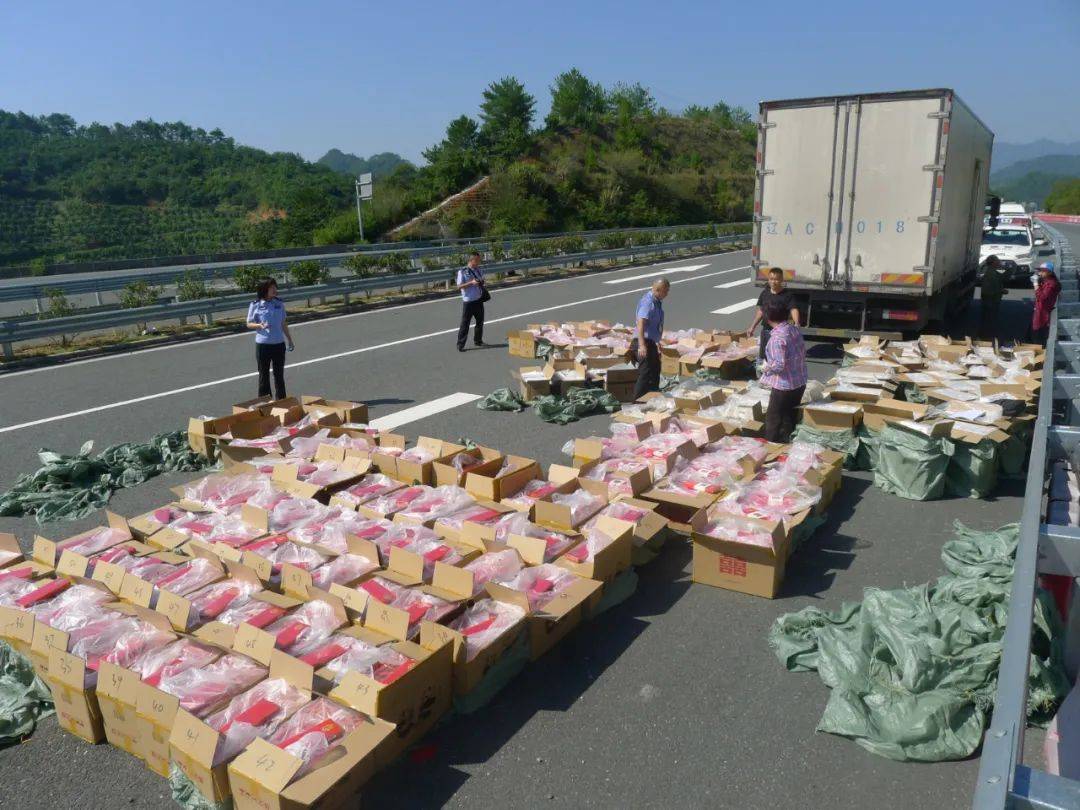 558万支,烟丝烟叶35.117吨,抓获涉案人员17人,涉案金额达1430.36万元.
