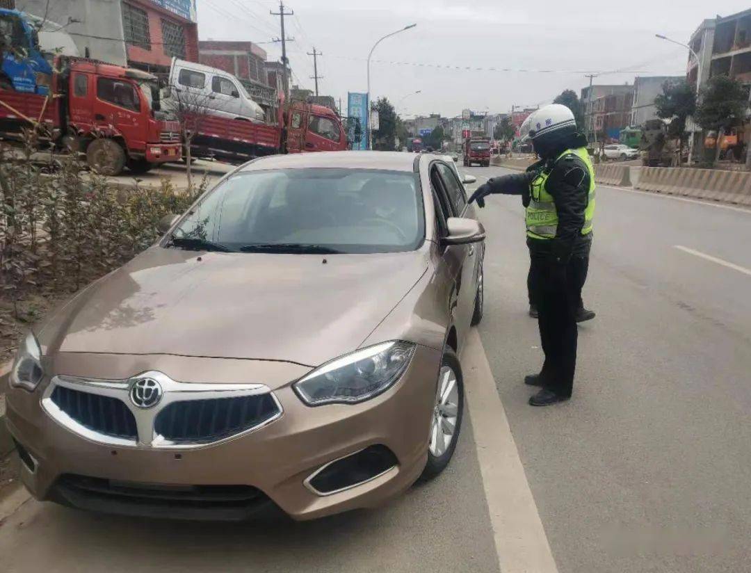 人物交警浮屠中队路长马敏俊获赠锦旗谈这仅是我分内之事