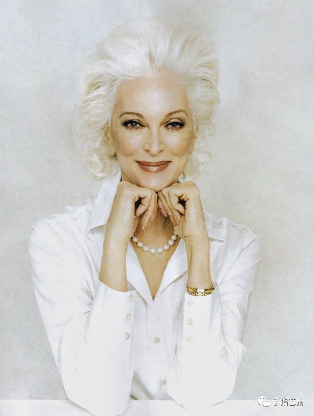 世界最长寿模特参加时装周一头白发美艳绝伦89岁仍锻炼身体