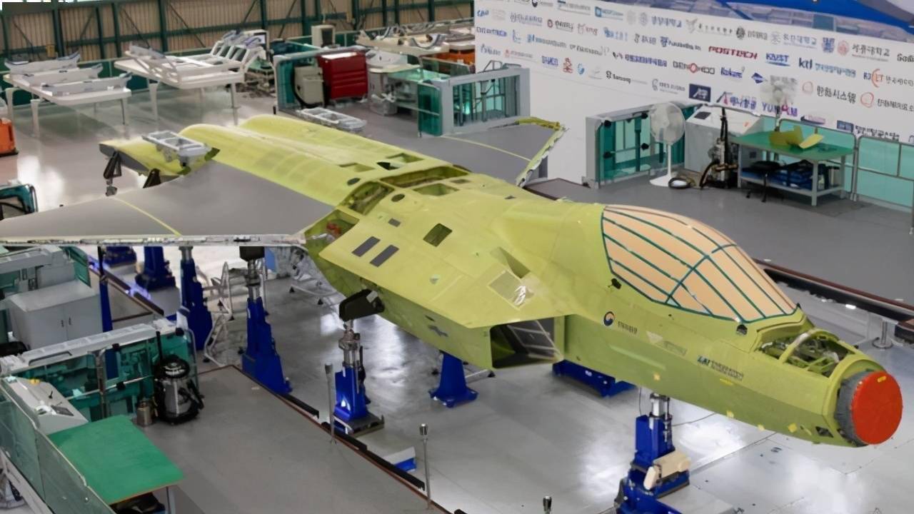 韩国kfx战机安装垂尾不是一架而是两架它和歼31谁更强