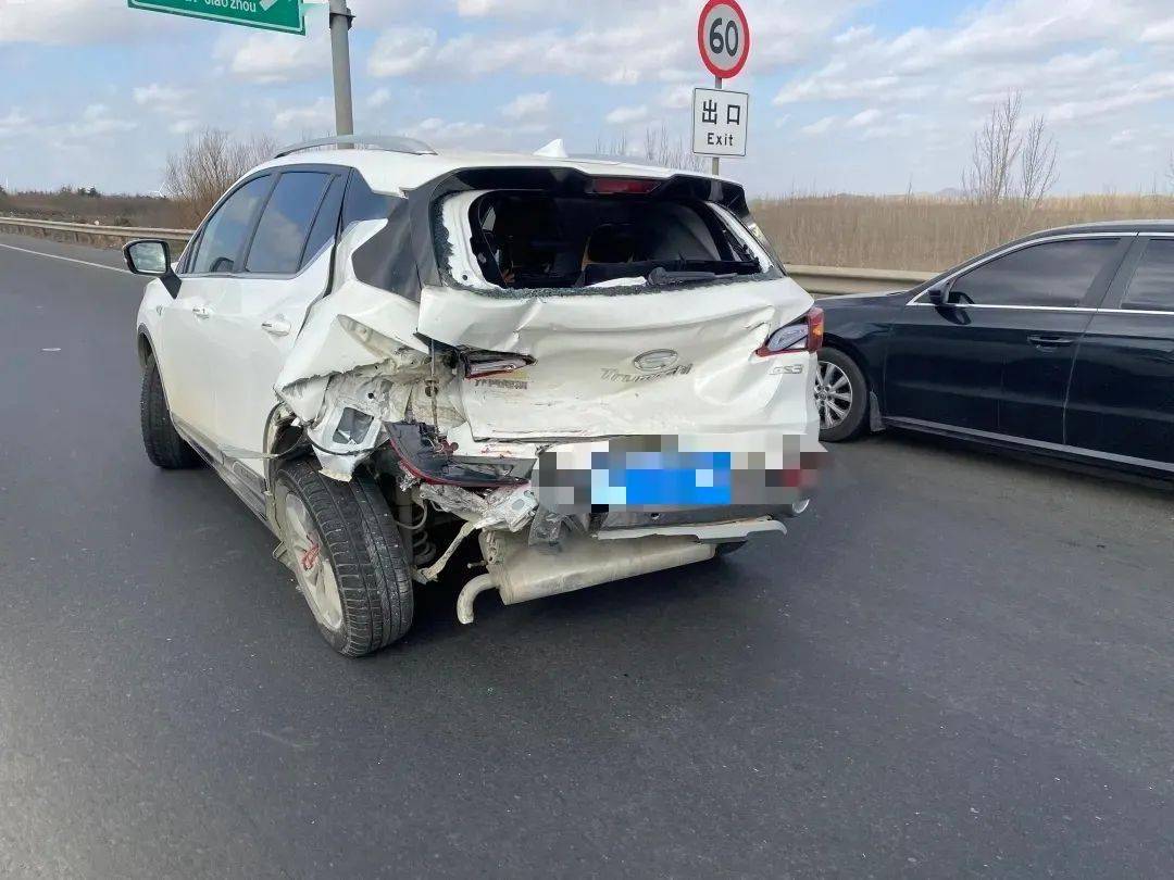 接到报警称,在济青南线济南方向黄岛北枢纽立交发生一起两车追尾事故