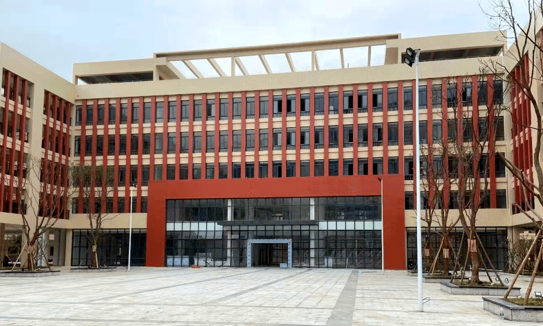 澜石中学校园重建(一期)现场禅城在推动建设教育强区方面,一手抓学校