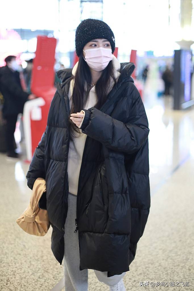 徐璐黑色羽绒服配浅色运动卫衣 随和自然活力十足