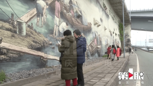 南滨路巨幅壁画人气旺 市民打卡切记注意安全