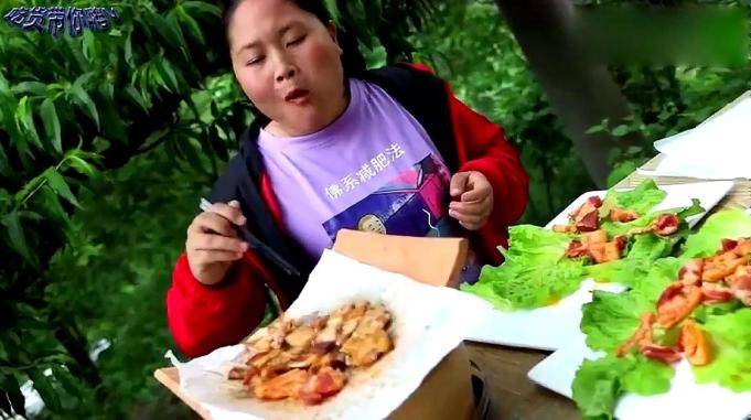 胖妹做瓦片烤肉香气扑鼻吃的满嘴流油真是太香了