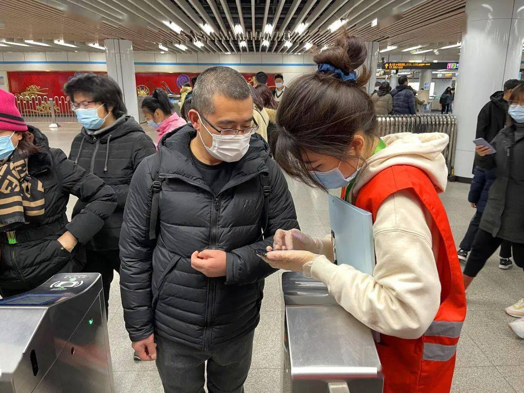 左右滑动查看更多志愿者林欣宜帮助乘客使用metro大都会app出站志愿