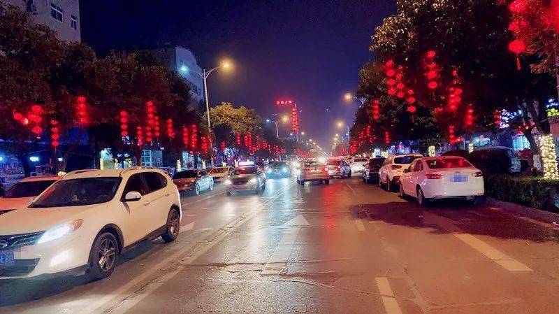 过年啦彩灯扮靓中牟县城美爆了