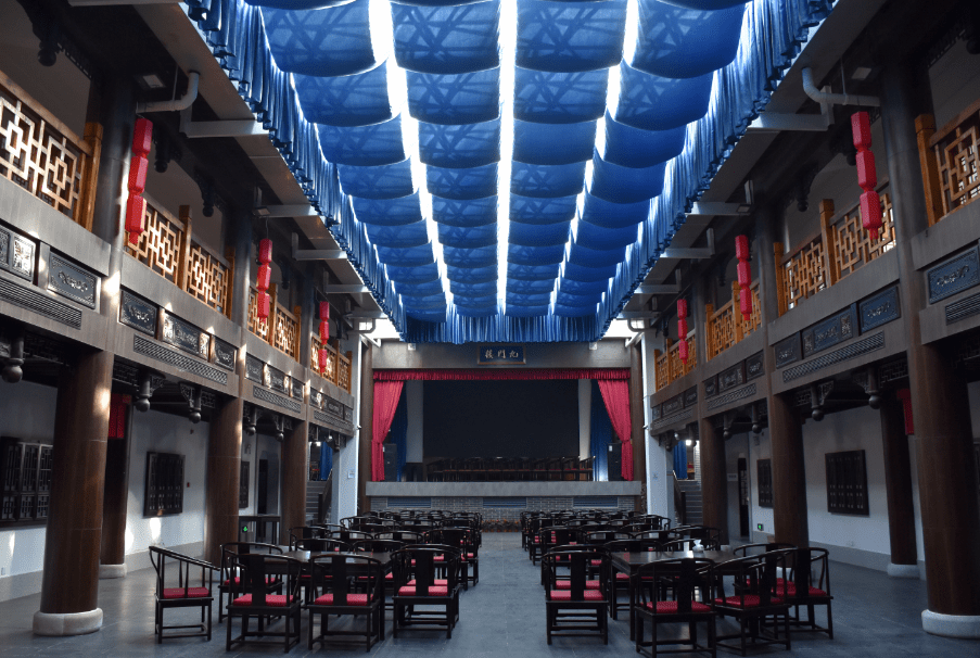 九门戏楼依托古湘古色的建筑风格,以湖湘文化,长沙历史文化为脉络