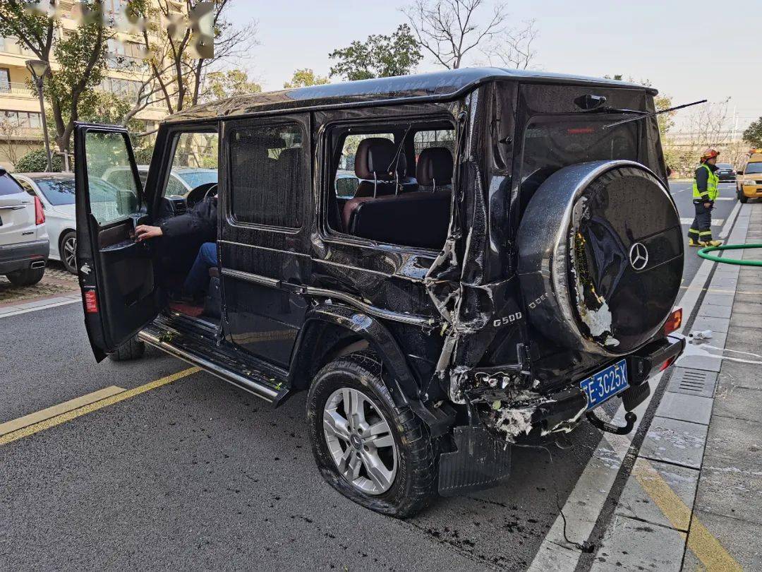 惊险油门当刹车常熟奔驰大g一头把天然气管道撞断