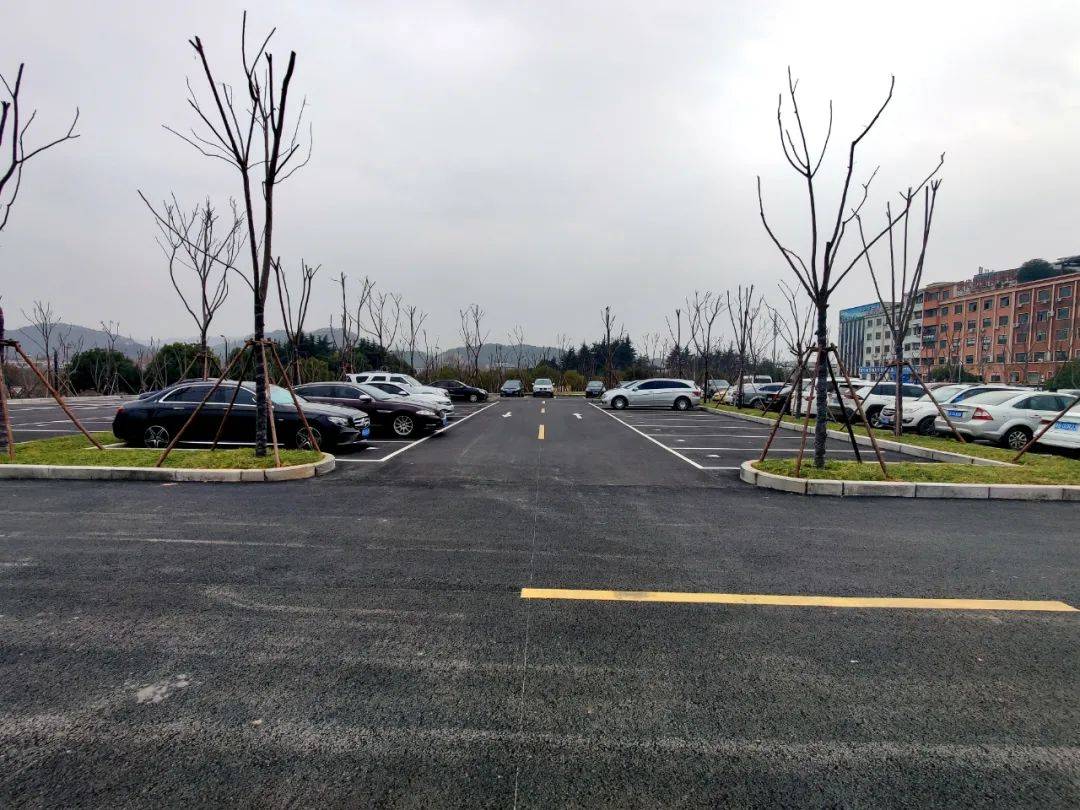 在规划建设好停车场地的同时,项目还为香山路新增了3米宽人行道,为