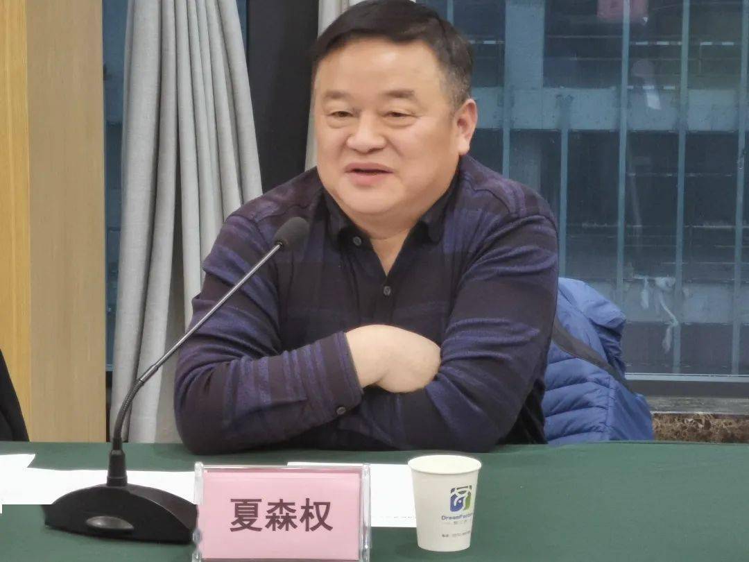 座谈会上,县侨联副主席高建良学习传达了县委十四届十次全体(扩大)