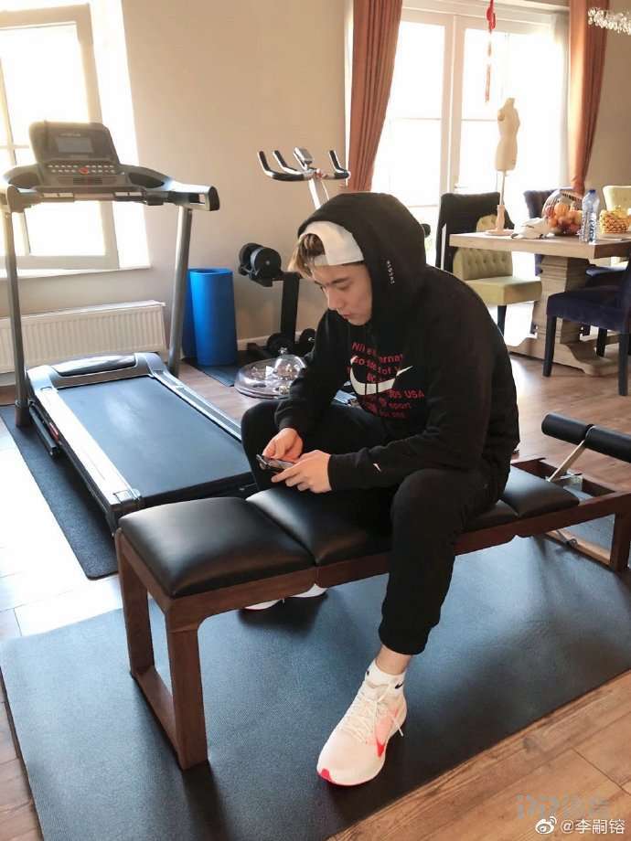 中国足坛有爱豆了前国脚李明家有爱子初长成侧颜神似陈冠希