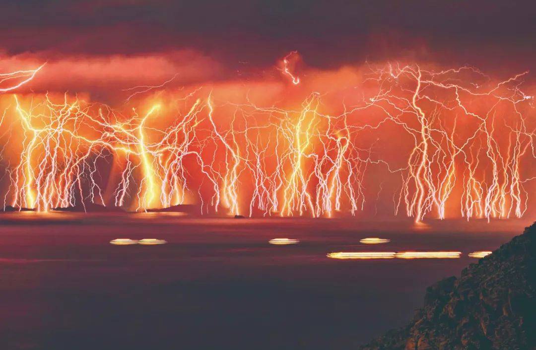 卡塔通博河与马拉开波湖交汇处,平均每年的260个夜晚,会有无数条闪电