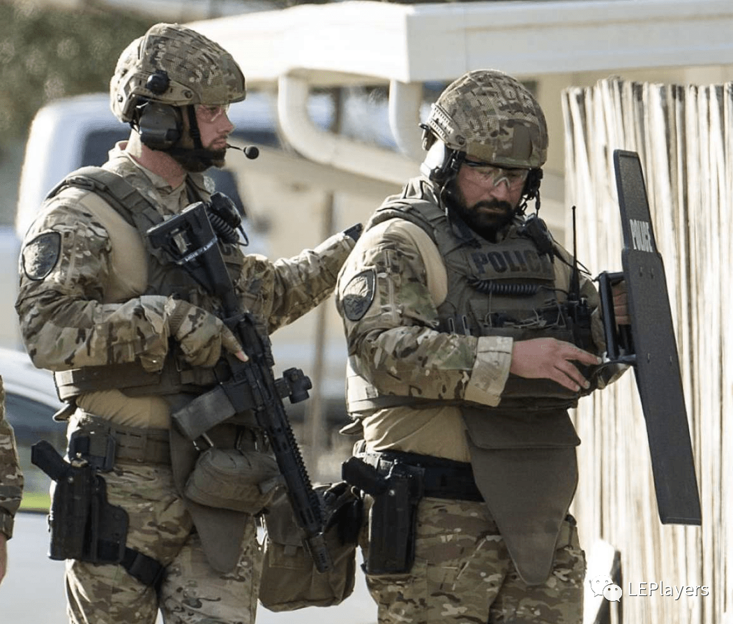 现场美国德州鹿园市deerpark特警队行动