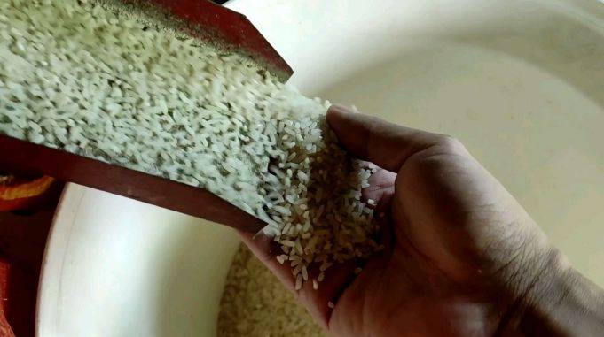 平常吃的大米有谁知道是怎么来的吗下面给大家介绍下它脱壳过程