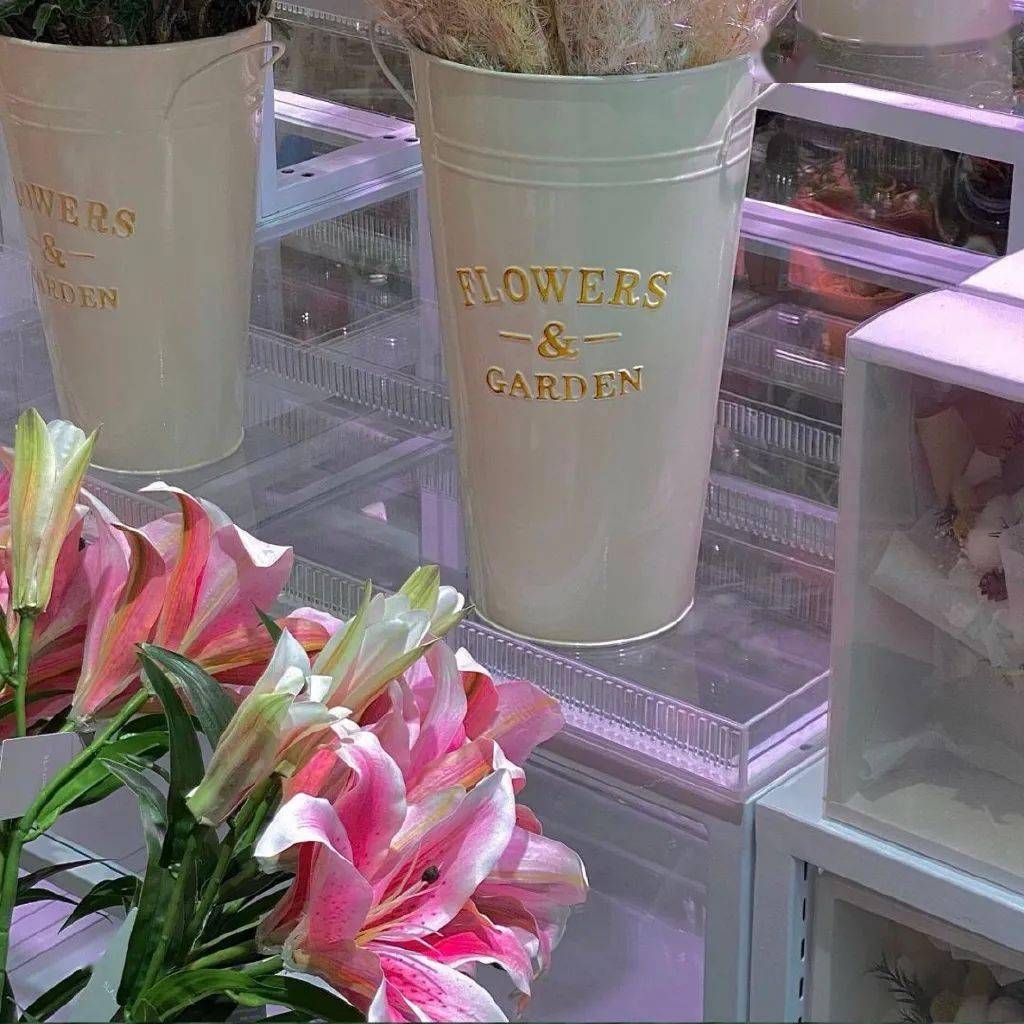 朋友圈背景图 | 中途离开的人都是说过会陪你很久的人