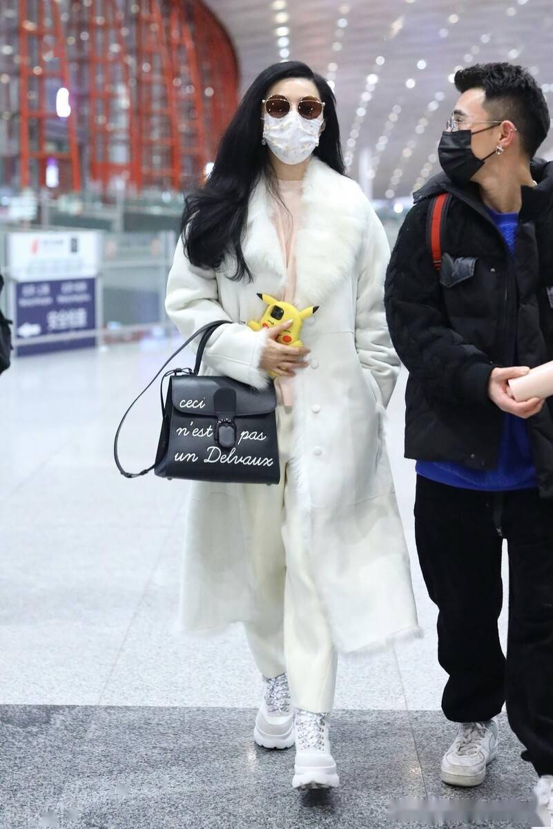 街拍:范冰冰白色皮毛一体大衣 厚底绑带靴 黑色包袋温柔纯净